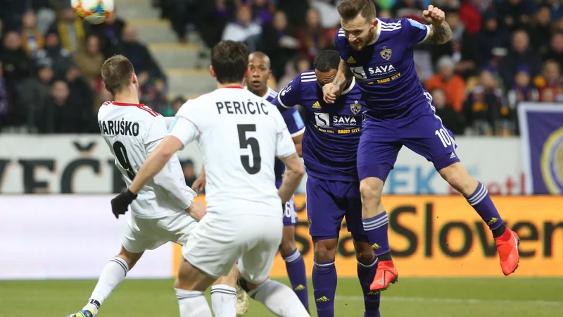 Fotografija: Maribor je ob napakah sodnikov ušel porazu, Mura je bila še tretjič v sezoni nerešljiva uganka za vijolične. FOTO: Tadej Regent/Delo