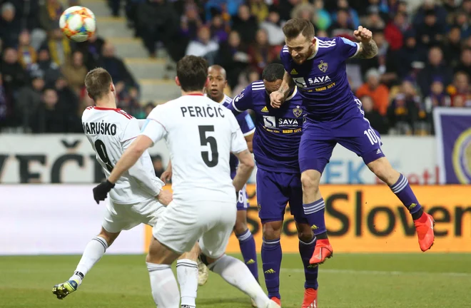 Maribor je ob napakah sodnikov ušel porazu, Mura je bila še tretjič v sezoni nerešljiva uganka za <em>vijolične</em>. FOTO: Tadej Regent/Delo