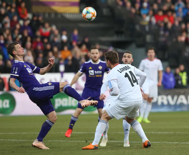 Maribor je prednost pred Olimpijo, ki bo jutri igrala v Krškem, povečal z devet na deset točk. FOTO: Tadej Regent/Delo