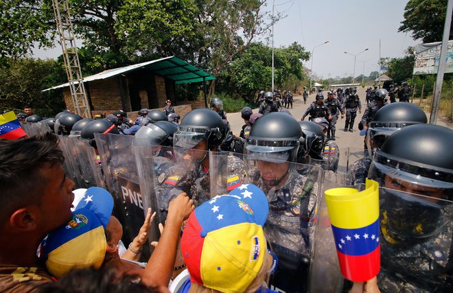 Protestniki in policija na mostu med Cucuto v Kolumbiji in  Ureno v Venezueli. Foto Schneyder Mendoza/AFP