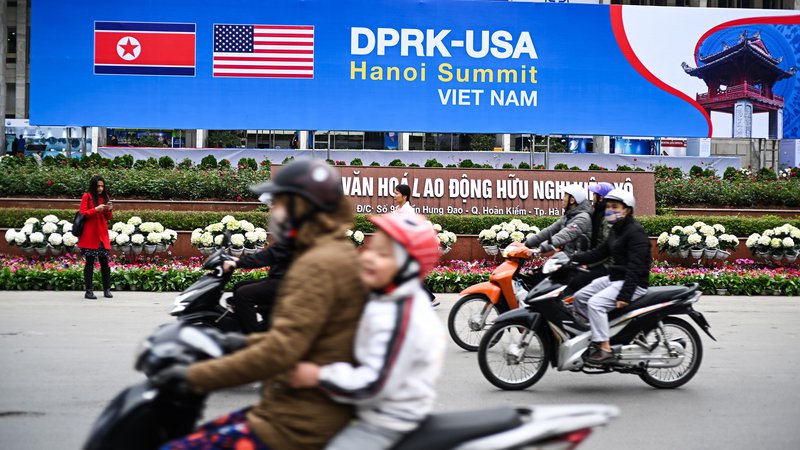 Fotografija: V Hanoju so pripravljeni na srečanje med Donaldom Trumpom in Kim Džong Unom. FOTO: AFP