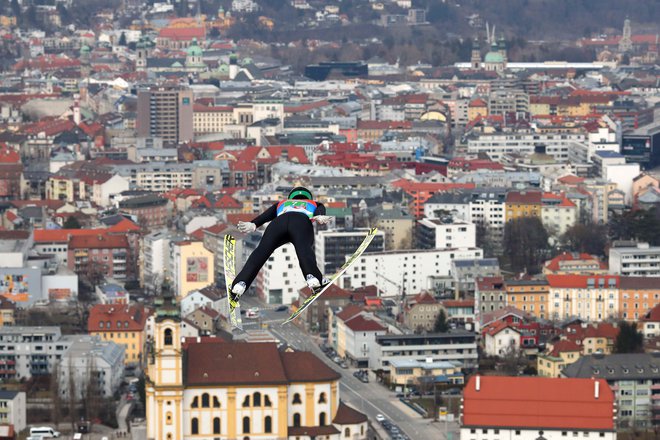 Najvišje je bila Slovenija po skoku Petra Prevca v prvi seriji, ko je zasedala 4. mesto. FOTO: Reuters