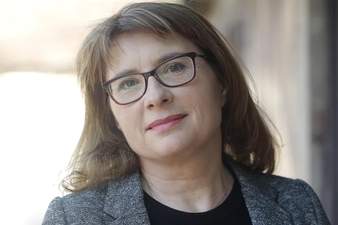 S pomočjo mame in hčerk se je učila poslušanja in se po pol leta vrnila v varstveno-delovni center Tončke Hočevar, kjer je zaposlena. FOTO: Mavric Pivk