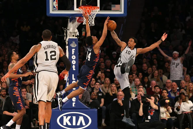 Atraktivnih potez v Madison Gardnu ni manjkalo. Tako le je domačega branilca Allonza Trierja (levo) ustavil Teksašan DeMar DeRozan. FOTO: USA TODAY Sports