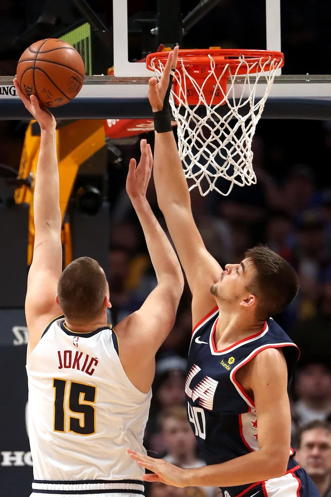 Srb Nikola Jokić je prepričljivo zmagal dvoboj centrov iz nekdanje skupne države. Kar 216 cm visoki Hrvat Ivica Zubac je bil nemočen proti 213 cm visokem tekmecu. FOTO: AFP