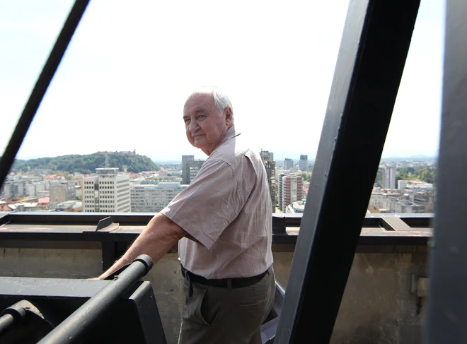 »Batagelj me prepričal, da je Postojna pravi kraj za zbirko, ki mi jo je uspelo ustvariti s pomočjo svetovno znanih strokovnjakov paleontologije in antropologije. Žal sem se uštel. To, kako je to zdaj tam postavljeno, je daleč od prvotne zasnove,&la