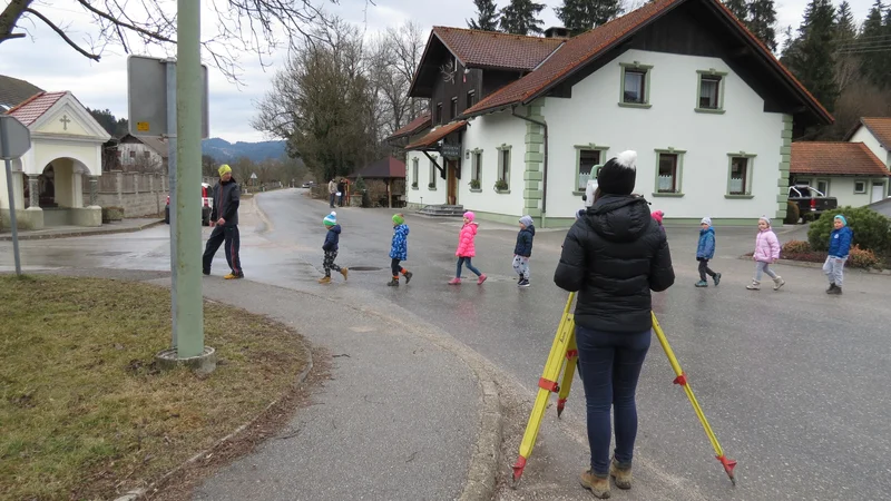 Fotografija: Do vstopa na priključek Podgorje bo treba skozi ozko vaško grlo pri gostilni Rogina. FOTO: Mateja Kotnik