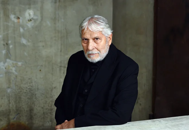 Boris Cavazza, slavni igralec, a tudi šansonjer, ki prepeva svoje pesmi. Foto Peter Uhan
