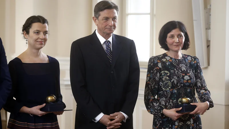 Fotografija: Tanja Petrushevska in Gabrijela Zaharijaš - prejemnici jabolka navdiha, in predsednik republike Borut Pahor FOTO: Blaž Samec/Delo