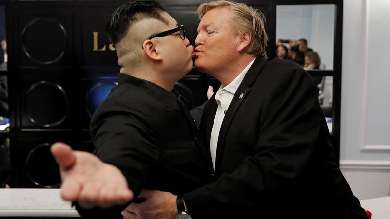 Fotografija: Nekaj dni pred srečanjem Trumpa s Kim Džong Unom sta v Hanoj pripotovala njuna dvojnika. A nista bila dolgo tam. Vietnam je namreč izgnal Avstralca Howarda X, ki imitira Kima. Zatrdili so, da nima smisla za humor. Američan Russel White, ki je podoben Trumpu, pa bo za zdaj ostal. Na slovesu v tamkajšnjem hotelu La Paix je tako poljubil svojega prijatelja. FOTO: Reuters