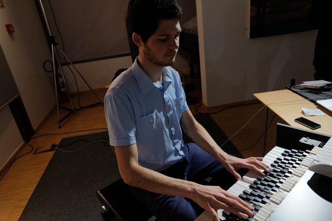Dunajski pianist Georg Vogel je s 3D-tiskalnikom izumil mikrotonalno klaviaturo, ki v oktavi premore 31 tonov. Fotografije Claudio Sabolčec