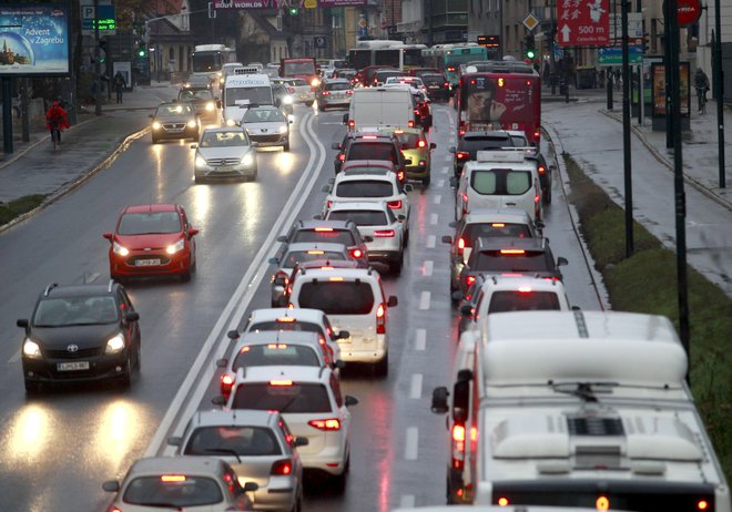 Promet povzroča stalen hrup, ki je povezan tudi z onesnaževanjem zraka.. FOTO: Roman ipić/Delo