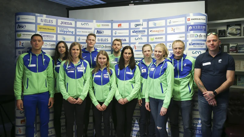 Fotografija: Slovensko reprezentanco za EP sestavljajo Filip Jakob Demšar, Maruša Černjul, Anita Horvat, Luka Janežič, Maruša Mišmaš, Žan Rudolf, Tina Šutej in Maja Mihalinec. Na fotografiji sta tudi trenerja Milan Kranjc in Rok Predanič ter vodja reprezentance Marija Šestak. FOTO: Jože Suhadolnik/Delo