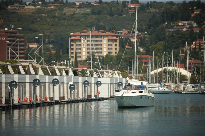 Letos pri poslovanju turističnim delavcem na Obali delno pomaga lepo vreme, delno pa je rast opaznejša zato, ker so bili lani v tem času nekateri hoteli zaprti zaradi prenove. FOTO: Jure Eržen/Delo