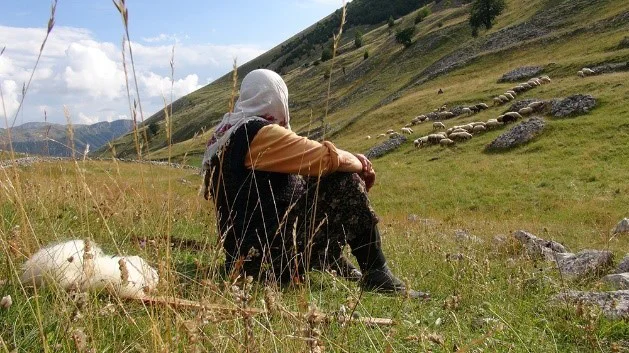 Hismet Čomor med opazovanjem pohodnikov po Bjelašnici. FOTO: Žiga Gorišek