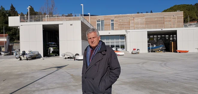 Predsednik JK Pirat Marjan Matevljič pred Jadralnim centrom Portorož Foto Boris Šuligoj