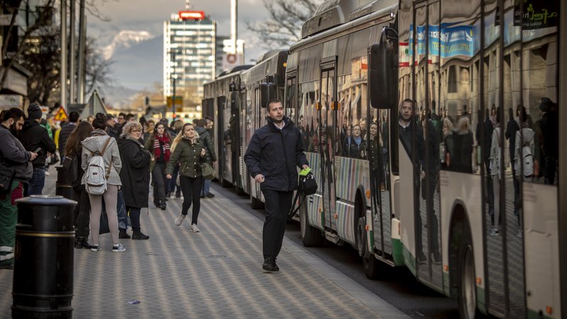 Fotografija: Čeprav se v Ljubljani povečuje delež uporabnikov urbane, pa se z javnim prevozom še vedno prevaža premalo potnikov. FOTO: Voranc Vogel