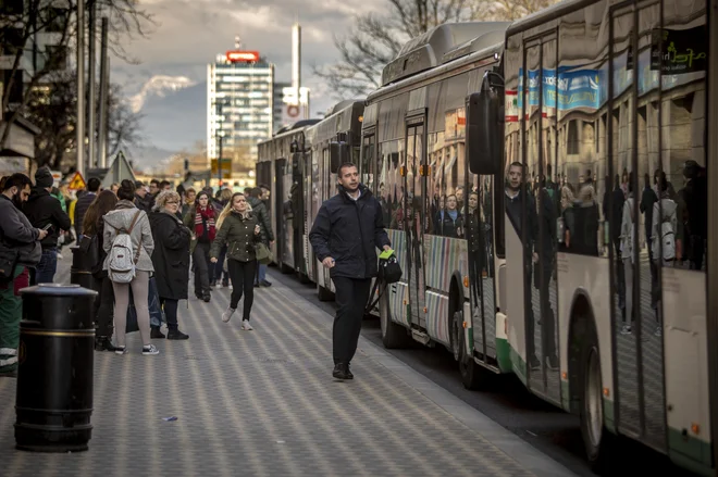 Čeprav se v Ljubljani povečuje delež uporabnikov urbane, pa se z javnim prevozom še vedno prevaža premalo potnikov. FOTO: Voranc Vogel