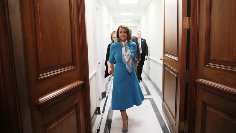 Fotografija: Vodja poslancev, demokratka Nancy Pelosi, je zatrdila, da pri Trumpovih izrednih razmerah »ne gre za vprašanje meje, pač pa za ustavo Združenih držav«. FOTO Reuters