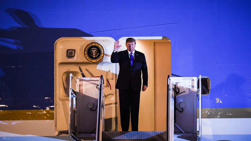 Fotografija: Ameriški predsednik je prispel v Hanoi. FOTO: AFP
