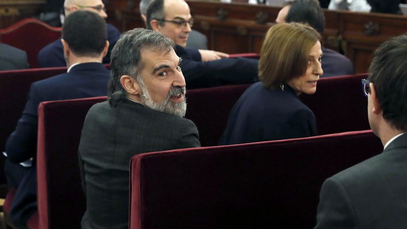 Fotografija: Včeraj sta kot zadnja izmed dvanajsterice obtoženih pričala nekdanja predsednica katalonskega parlamenta Carme Forcadell in vodja organizacije Òmnium cultural Jordi Cuixart. FOTO: Reuters