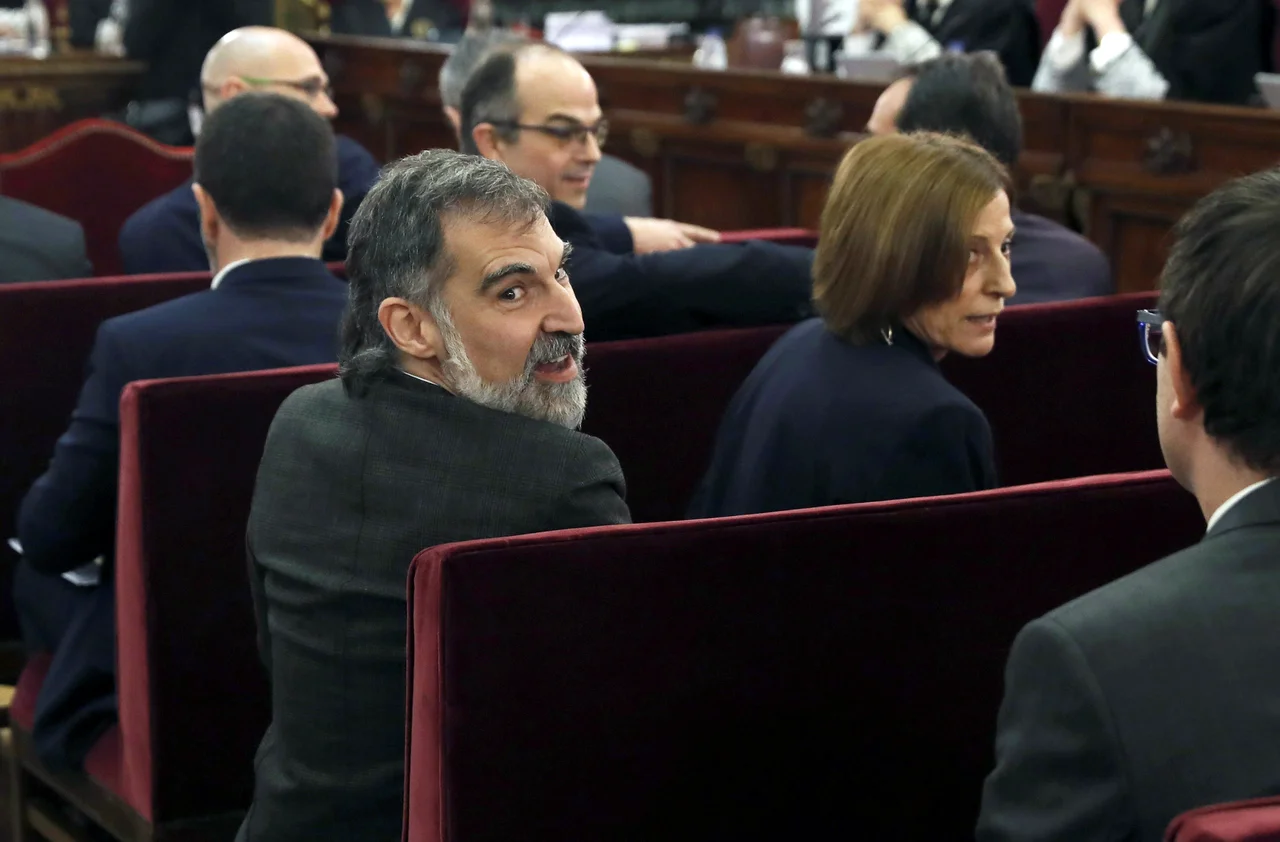 Fotografija: Včeraj sta kot zadnja izmed dvanajsterice obtoženih pričala nekdanja predsednica katalonskega parlamenta Carme Forcadell in vodja organizacije Òmnium cultural Jordi Cuixart. FOTO: Reuters