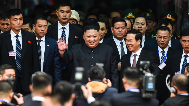 Fotografija: Severnokorejski voditelj Kim Džong Un je po 66-urnem potovanju prek Kitajske iz vagona izstopil spočit in nasmejan. Z ameriškim predsednikom Donaldom Trumpom se bosta najprej srečala danes zvečer, glavni pogovori bodo potekali jutri. FOTO: AFP