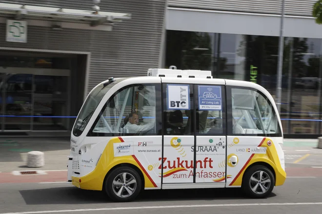 Shuttle Navya, samovozeče električno vozilo, je lani po BTC Cityju prepeljevalo potnike. FOTO: Leon Vidic/Delo