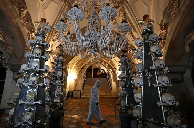 Po legendi je prvotne okrase in pohištvo iz kosti sestavil skoraj povsem slepi menih. FOTO: David W Cerny/Reuters