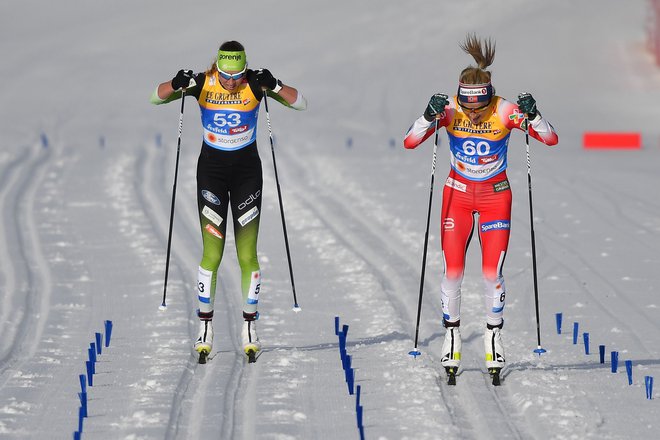Therese Johaug (desno) je med drugimi prehitela tudi Anito Klemenčič (levo), ki se je na progo podala sedem številk pred norveško zvezdnico. FOTO: AFP