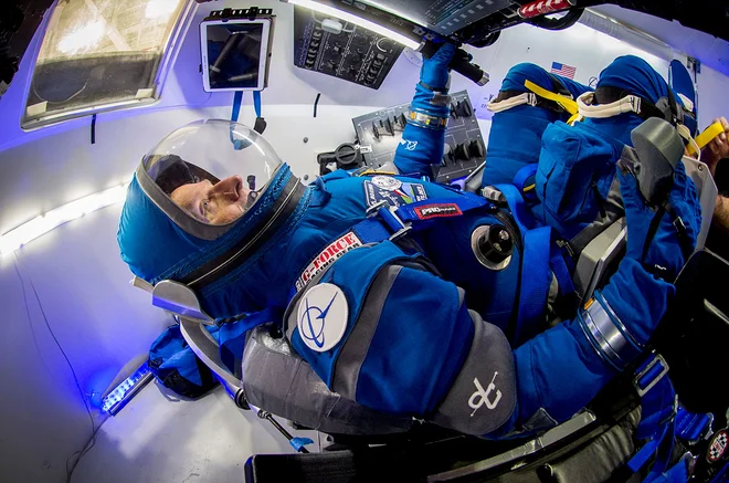 Tudi v notranjosti obeh kapsul je viden tehnološki napredek. Namesto neštetih gumbov astronavti plovila upravljajo večinoma preko zaslonov na dotik Foto Boeing