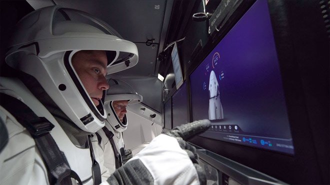 Astronavti v notranjosti Dragona. Foto SpaceX