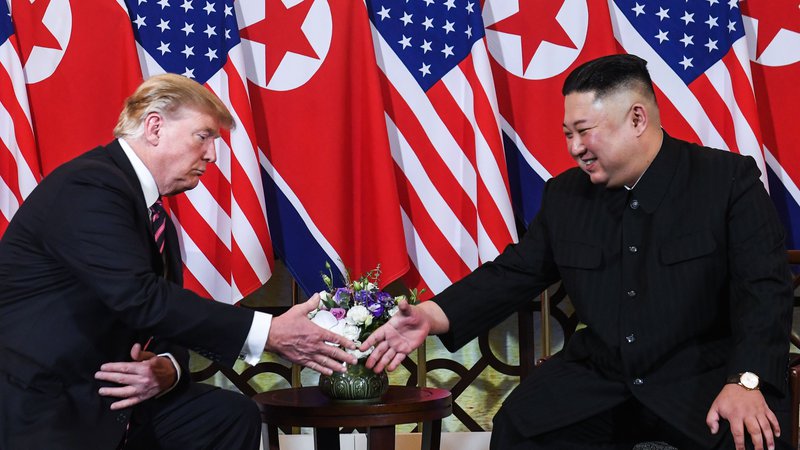 Fotografija: Kim Džong Un in Donald Trump naj bi po nekaterih ugibanjih danes podpisala dokument o koncu korejske vojne, ki so jo leta 1953 ustavili s prekinitvijo ognja, ne pa tudi z uradnim mirovnim sporazumom. Foto AFP