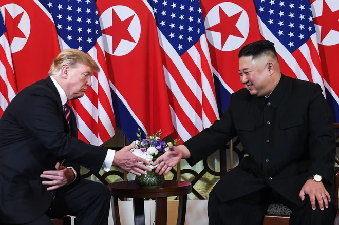 Kim Džong Un in Donald Trump naj bi po nekaterih ugibanjih danes podpisala dokument o koncu korejske vojne, ki so jo leta 1953 ustavili s prekinitvijo ognja, ne pa tudi z uradnim mirovnim sporazumom. Foto AFP