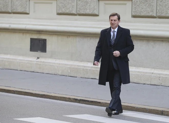 Miro Cerar ob prihodu k predsedniku vlade Marjanu Šarcu, kjer sta se pogovarjala o maketi in ministru Lebnu. FOTO: Jože Suhadolnik/Delo