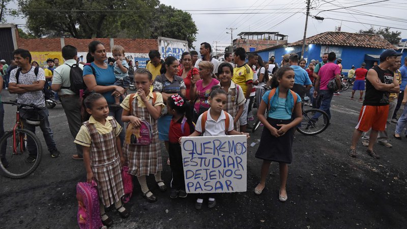 Fotografija: Skupina deklet na venezuelsko-kolumbijski meji: Rade bi študirale, spustite nas čez. FOTO: AFP