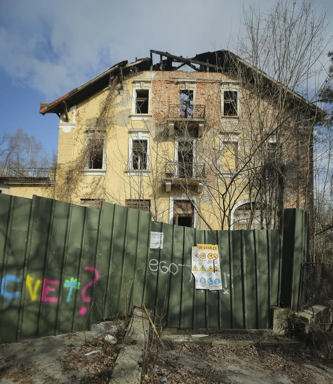 Hotel Bellevue, ki že leta vidno propada, bo dobil nov sijaj. Foto Jože Suhadolnik