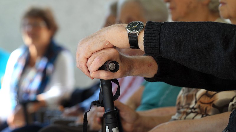 Fotografija: Upokojencem bodo izplačane 2,7 odstotka višje pokojnine. FOTO: Blaž Samec/Delo