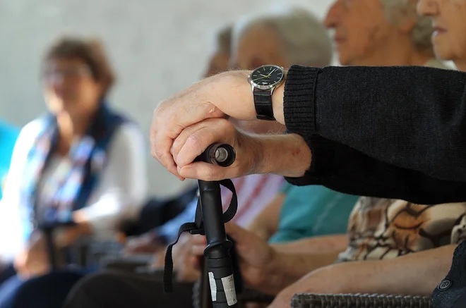 Upokojencem bodo izplačane 2,7 odstotka višje pokojnine.&nbsp;FOTO: Blaž Samec/Delo