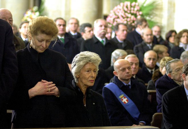 Marella Agnelli s hčerko Margherito med pogrebom moža Giannija Agnellija v Torinu 26. januarja, 2003, katerega se je udeležilo na tisoče ljudi. FOTO: Stringer/ Reuters
