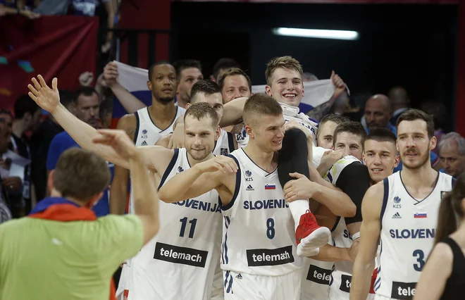 Zaradi poškodbe gležnja v finalu proti Srbiji, so Dončića na podelitev zlatih kolajn na EP 2017 prinesli soigralci. FOTO: Blaž Samec/Delo
