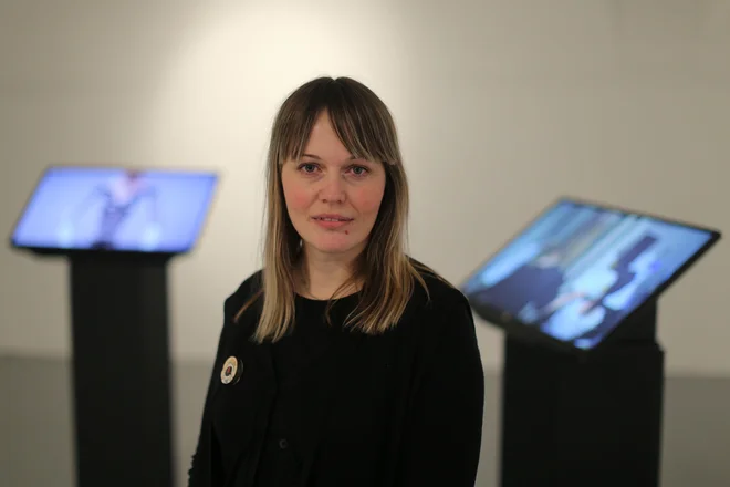 Maša Jazbec, umetnica. Danes se v Equrni končuje njena pregledna intermedijska razstava Hibridizacija živosti, na kateri odpira vprašanja o simbiotičnem razvoju novih tehnobioloških entitet &ndash; hibridov. FOTO: Tomi Lombar/Delo