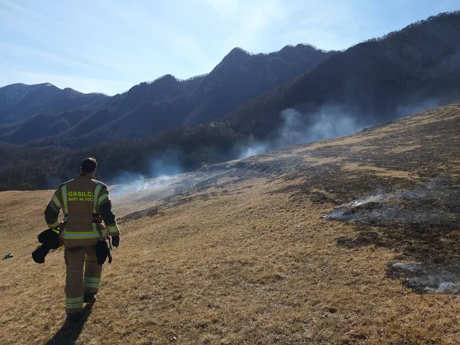 Travniški požar so ukrotili tudi člani PGD Dolenja Trebuša in PGD Most na Soči. Foto PGD Dolenja Trebuša