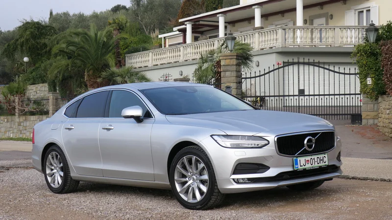 Fotografija: Volvo S90 je s samozavestno podobo, bogatim izborom dobrih materialov in konkretno mero uravnoteženosti dobra alternativa nemški limuzinski konkurenci.
Foto Bruno Kuzmin