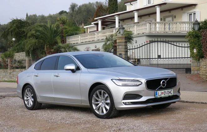 Volvo S90 je s samozavestno podobo, bogatim izborom dobrih materialov in konkretno mero uravnoteženosti dobra alternativa nemški limuzinski konkurenci.<br />
Foto Bruno Kuzmin