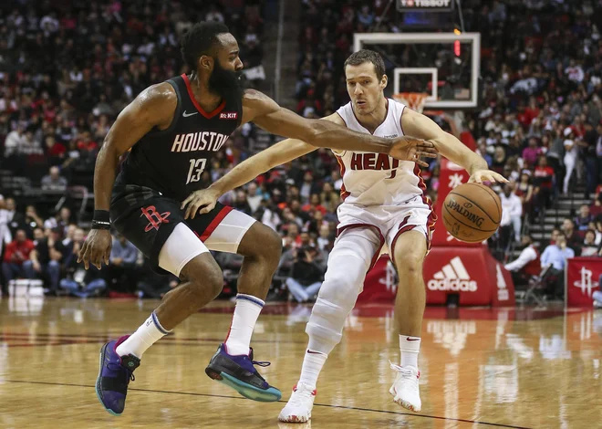 Goran Dragić v dvoboju s prvim zvezdnikom večera Jamesom Hardnom. FOTO: Reuters