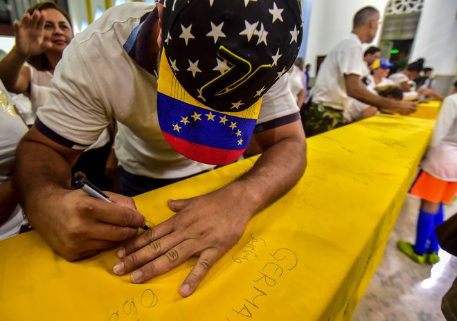 Večina Venezuelcev zahteva spremembo oblasti. FOTO: AFP