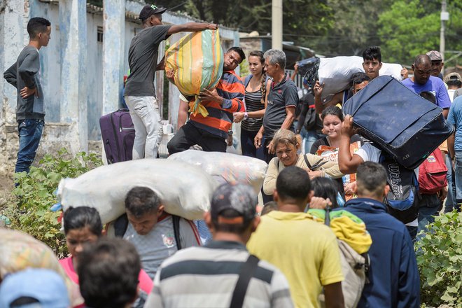 Vse več Venezuelcev beži iz države, saj si želijo ustvariti boljše življenje. FOTO: AFP