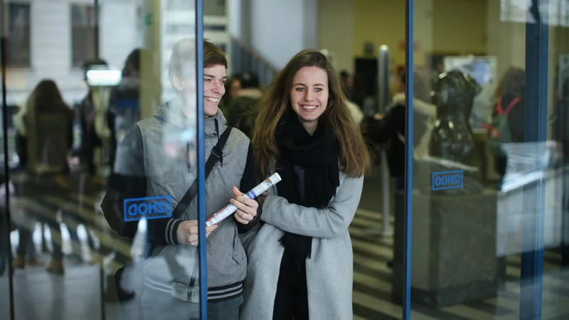 Fotografija: Univerze ugotavljajo, da se je z bolonjskim sistemom študij podaljšal, saj morajo diplomanti imeti za opravljanje poklicev zaključeno prvo in drugo stopnjo študija. FOTO: Jure Eržen/Delo