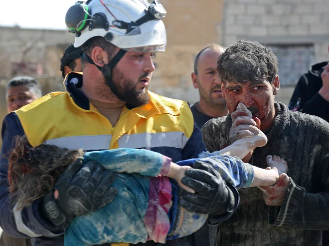 Sirec poljublja noge svoje hčerke, ki je bila ubita med bombardiranjem.V bombnem napadu v bližini pokrajine Khan Sheikhun v provinci Idlib sta včeraj umrla tudi dva civilista, tako se je od 9. februarja povečalo število civilnih žrtev na 42. Foto Anas Al-dyab Afp